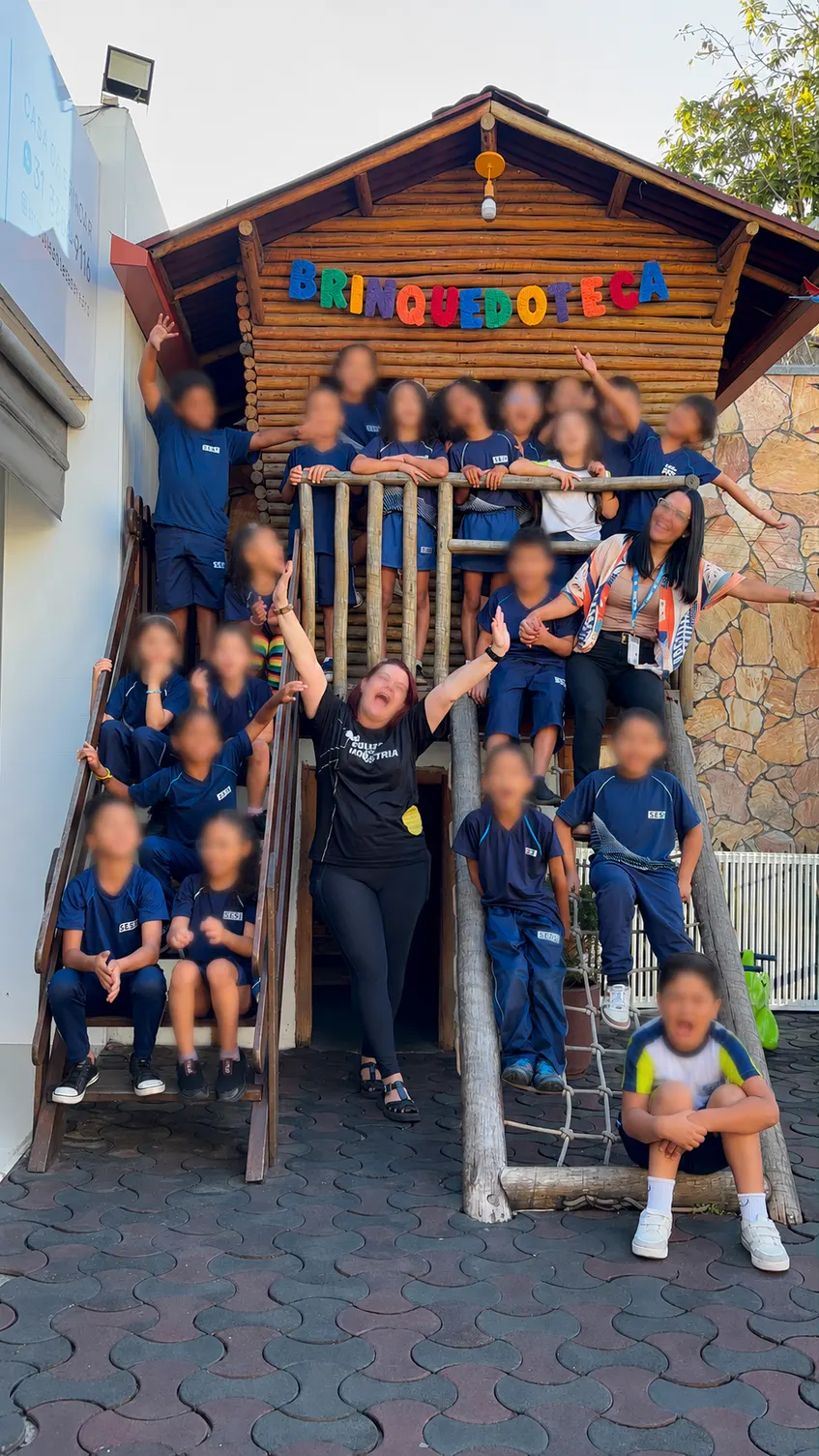 Turma de escola brincando na Brinquedoteca